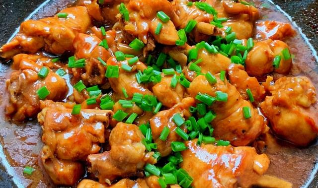葱油焖鸡懒人做法：不放一滴水，出锅嫩滑爽口，葱香味十足