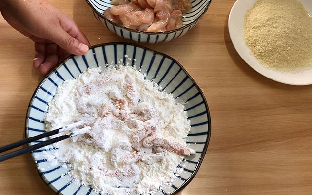 小摊上15块钱的炸鸡柳，自己在家做一锅，外酥里嫩，出锅就吃光