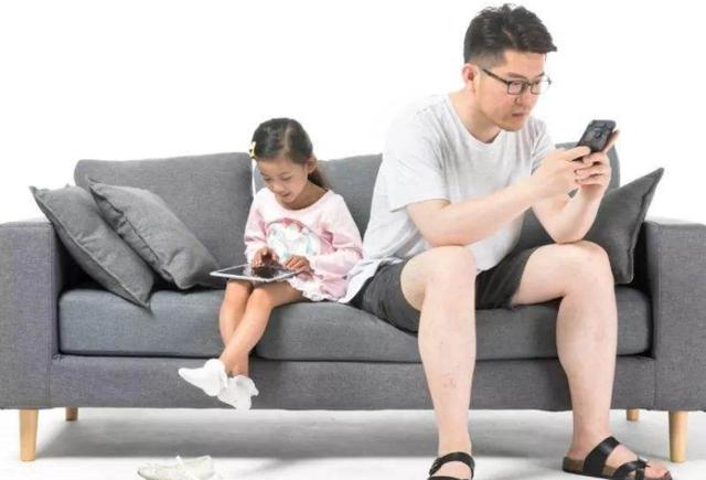 超级宝妈|孩子玩手机上瘾怎么办？先看看你怎么做的，再责备孩子