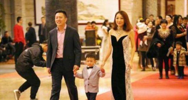 你的育儿经：幼儿园毕业典礼成上流宴会，宝妈吐槽被排挤：没钱就别来这上学