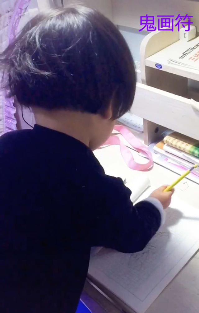 「超级宝妈」穿尿不湿的妹妹替俩哥写作业，网友：上阵亲兄妹，说好的自律呢？