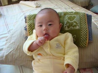 超级宝妈■宝宝为什么见到什么啃什么呢？你阻止了吗