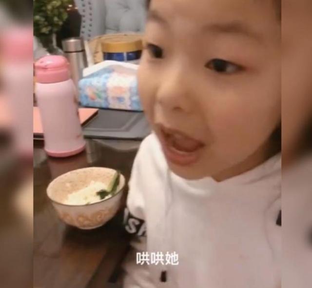 [超级宝妈]姐姐为争宠当面拆穿妹妹，网友：小样，你玩的都是老姐当年玩剩的