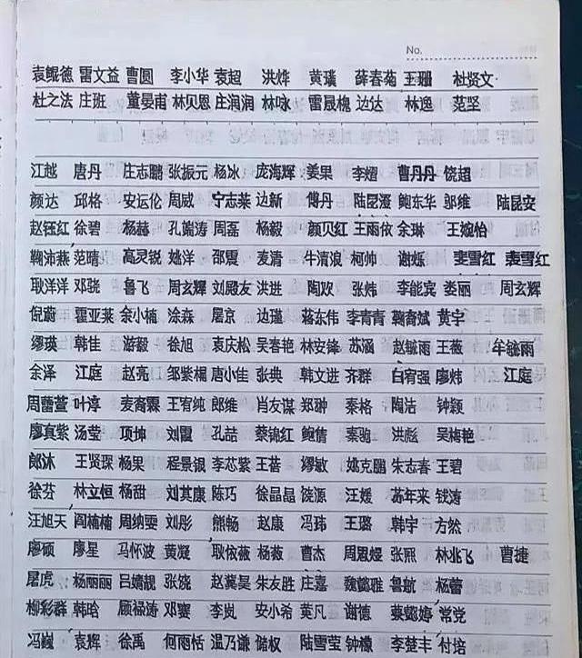 你的育儿经▲男孩写出一手“印刷体”字，获网友点赞，背后的原因却令人心疼