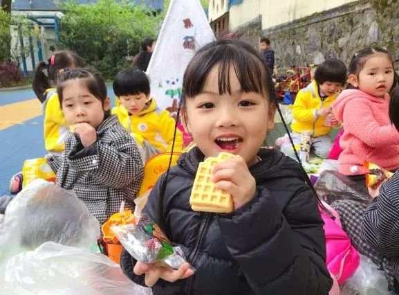 孩子|遇见春天的童话！春游路上，桃源学前教育集团的小伢儿遇到了…