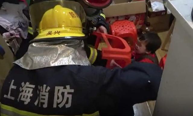 你的育儿经▲两岁女孩因手指被卡疼得哇哇大哭，家长千万别给孩子买这种凳子了