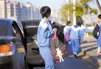 #超级宝妈#“禁摩限电”一辆电动车只能带1名儿童，宝妈：2娃上学怎么办？