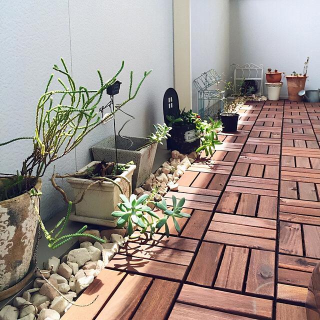 你家的阳台别就知道瓷砖，用鹅卵石搭配防腐木，效果更时尚