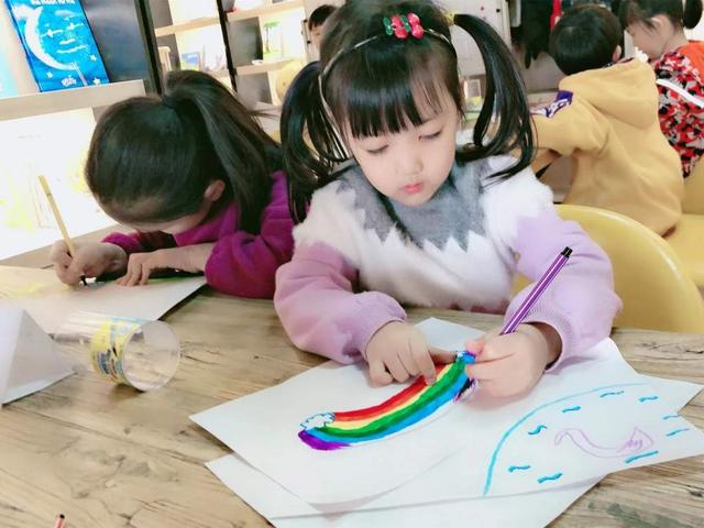你的育儿经▲左撇子的孩子更聪明？家长该不该纠正？不妨听听科学解释怎么说