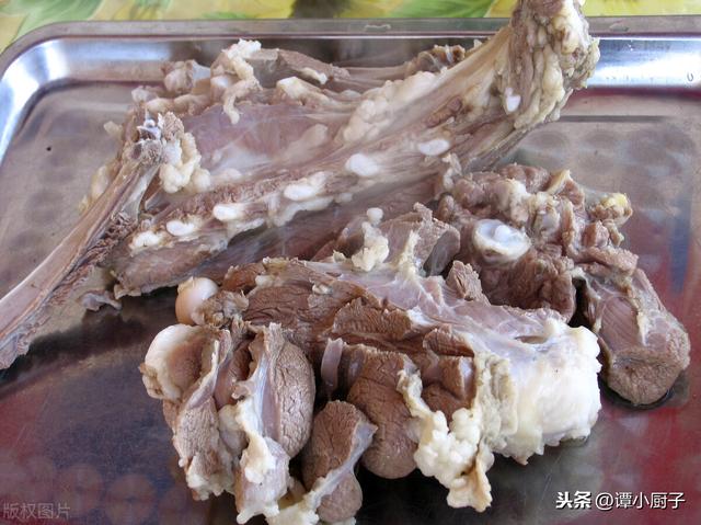 冬天炖羊肉，切忌乱加料，大厨有3放3不放，羊肉汤鲜色白膻味小