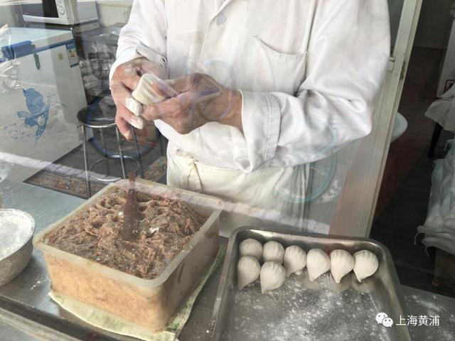 店里|手工汤圆受热捧，师傅说“每天包十一个小时，手都快抽筋了！”