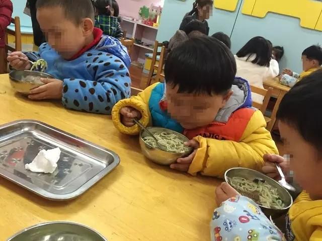 幼儿园老师不顾孩子反抗，喂孩子吃辣椒酱引热议，园方表示已开除