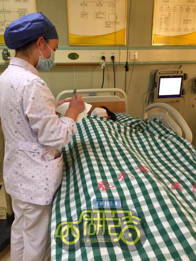 超级宝妈@杭州95后妈妈把宝宝生在车里，外婆当场吓晕