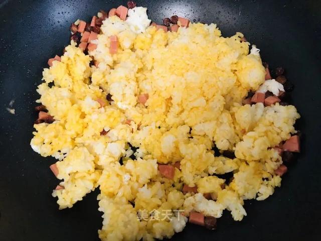 这样做出来的炒饭，简直不要太好吃！色香味俱全，好吃到舔盘