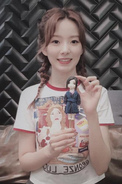 创造营陈卓璇直播，直言看到别人接广告生气，网友：天天盯着希林电影工厂