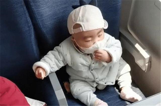 [超级宝妈]“最懂事宝宝”走红，吃一口饼干戴一下口罩，网友：安全意识满分