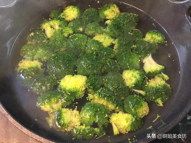 西兰花里加两个鸡蛋，简单一做，营养美味，5分钟搞定早餐