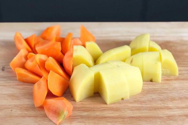 爆炸级好吃！一锅乱炖就搞定，有肉有菜有主食，简单到偷笑