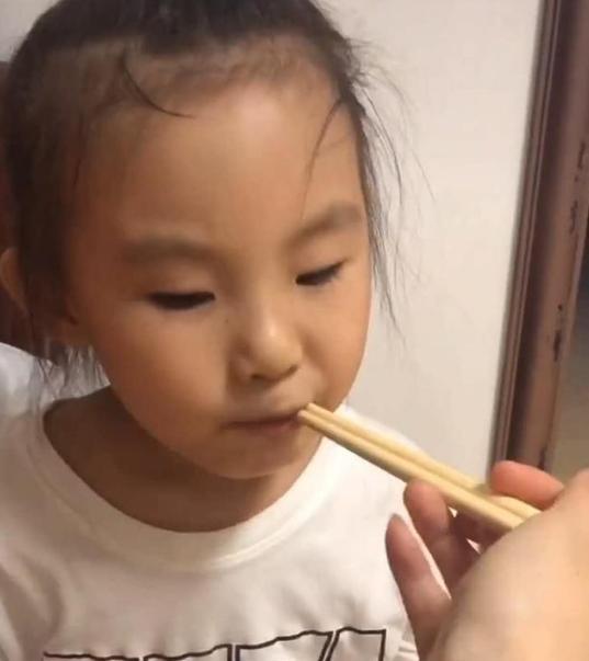 你的育儿经■“我和它是朋友”，妈妈把女儿养的鱼红烧了，女儿边哭边说：真香