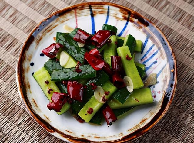 记住这两招，教你制作又脆又爽口的腌黄瓜