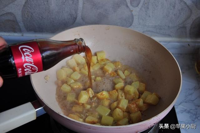 加点饮料，让土豆吃起来有肉的口感，口感咸甜好滋味，与米饭很配