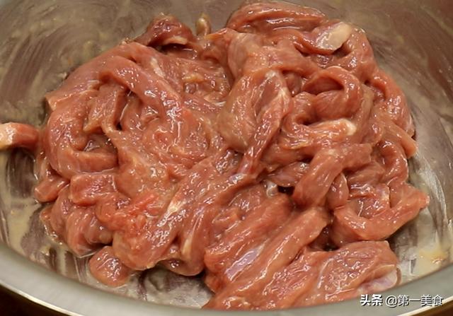 炒牛肉想嫩有窍门，腌肉时牢记这5放3搅，牛肉出锅滑嫩似豆腐