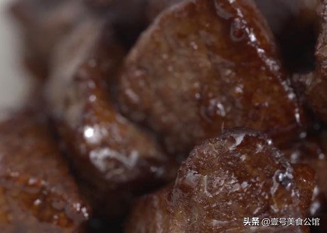 黑椒牛肉粒这样做太好吃，肉嫩营养，焦香四溢，家人爱吃的美食