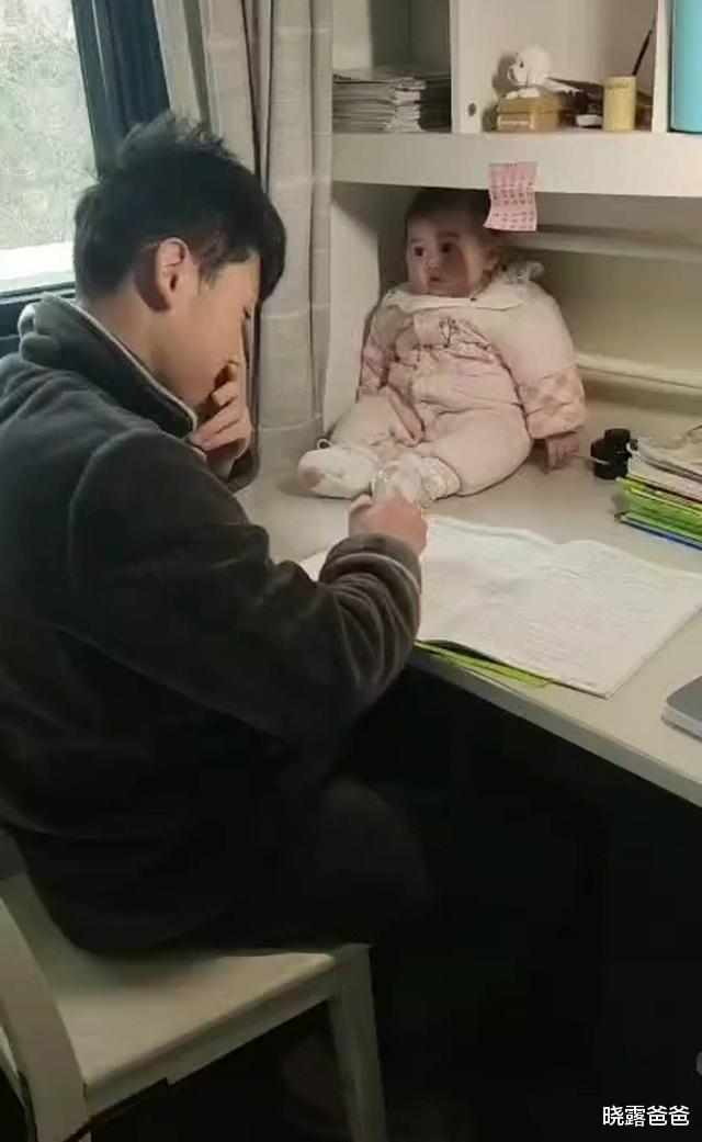 你的育儿经：哥哥做试卷遇到难题,把妹妹拎来当“吉祥物”,妹妹乖巧萌翻众人