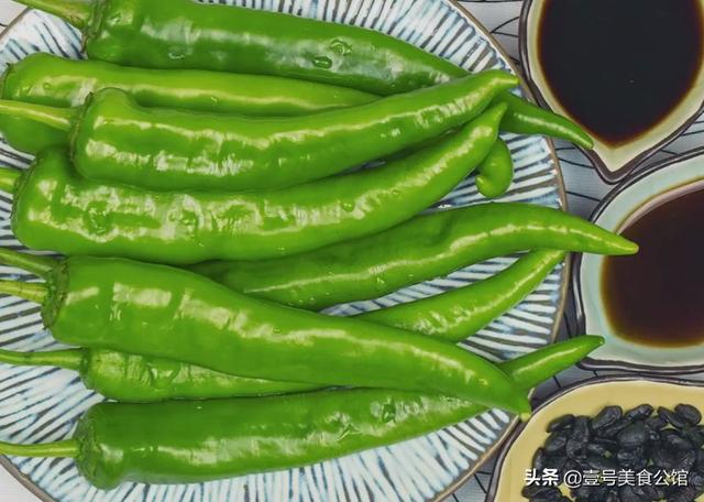 虎皮青椒这样做才好吃，加入豆豉简单炒制，鲜香入味，家人都爱吃