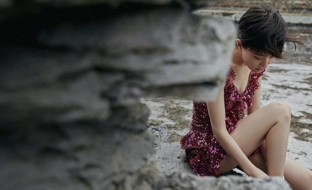 普拉达女王焦俊艳165身材真骨感,亮片连衣裙穿出高级感,配短发气场更强大