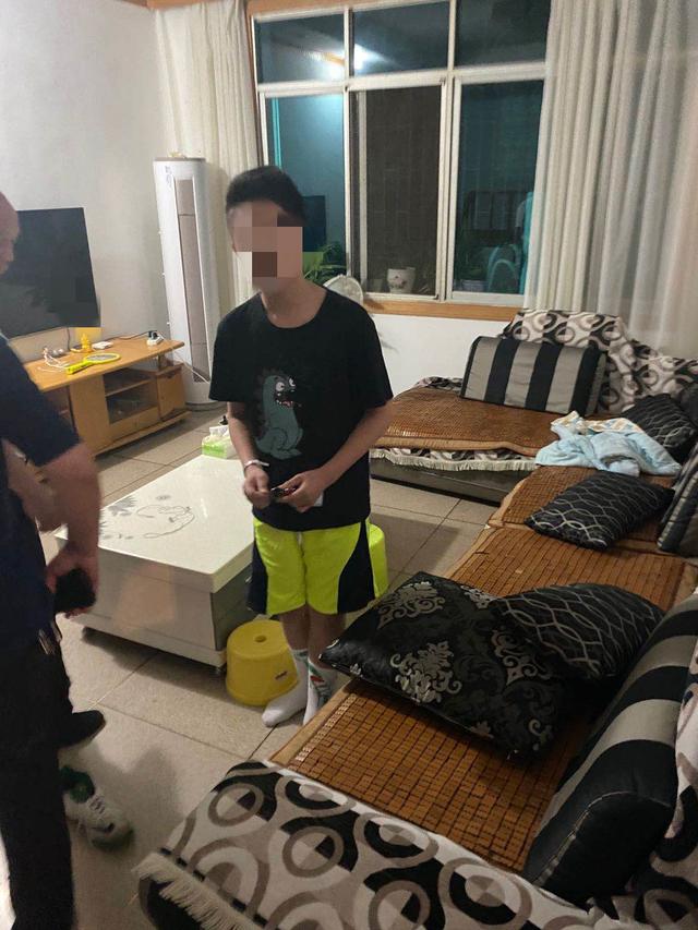超级宝妈|孩子睡太沉把家长反锁在门外,敲门两小时撬了两次锁,终于吵醒了屋里睡觉的娃