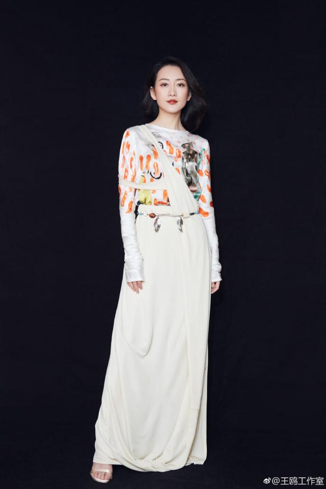 能驾驭烈焰红唇，也能素颜以对，王鸥的时尚感告诉你为何她是品牌的宠儿|影视交流地