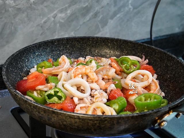 入冬了，天冷就要吃点热乎的，这样的一锅海鲜饭，营养好吃又暖胃