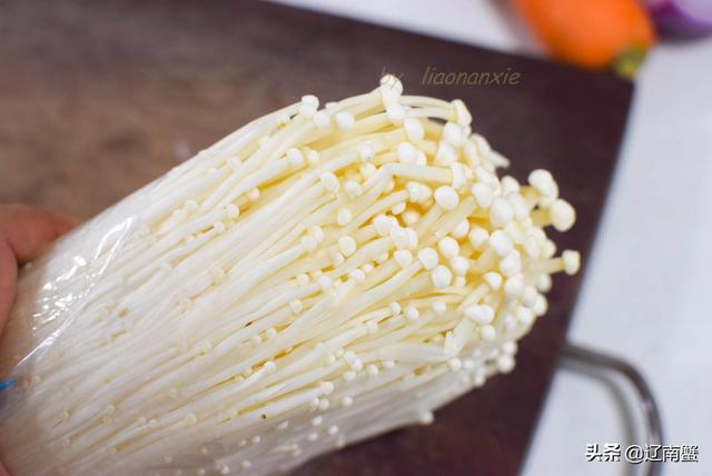 老妈做的素三鲜饺子，看着不起眼，隔几天不吃就会想