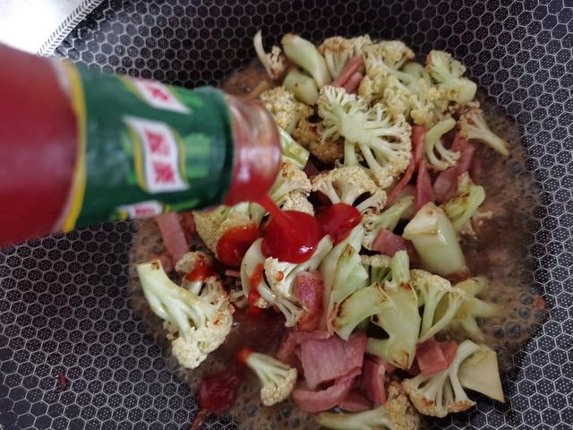培根搭配花菜，好吃又不油腻，鲜香又下饭