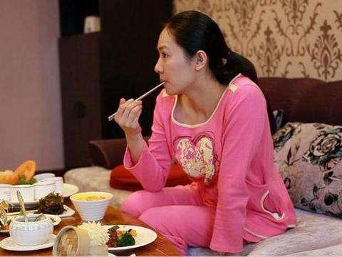 「你的育儿经」90后孕妇委屈哭诉，因为“月子餐”凑合，网友：没有准备好就别生