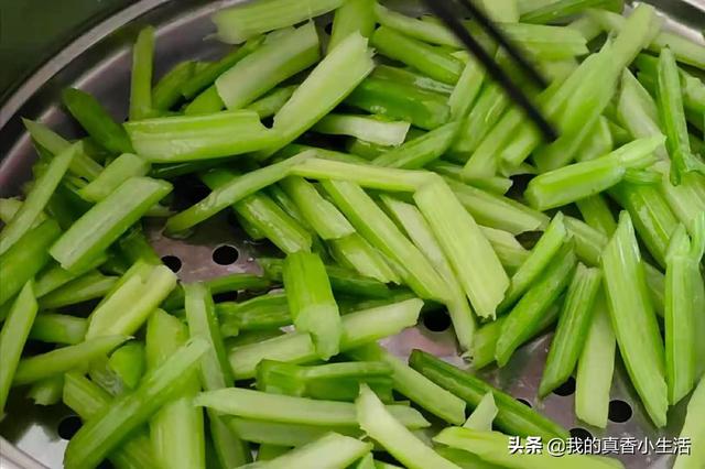 炒芹菜有人焯水，有人直接炒，都不对，多加一步，脆爽好吃不塞牙