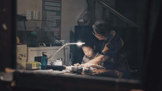 「超级宝妈」爸爸姓“日”，给孩子取名太头疼，爷爷随口取名全家人拍手叫好