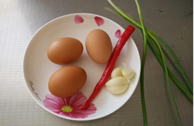 来到东北才知道，大蒜还有这吃法，跟鸡蛋一起吃，给红烧肉也不换