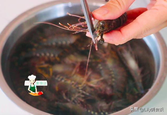 煮白灼虾时，沸水下锅就错了，大厨教你一招，虾肉鲜嫩多汁又不腥