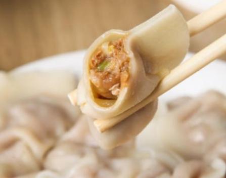 调猪肉饺子馅儿时，掌握“盐水油”口诀，做好鲜嫩多汁，香味十足