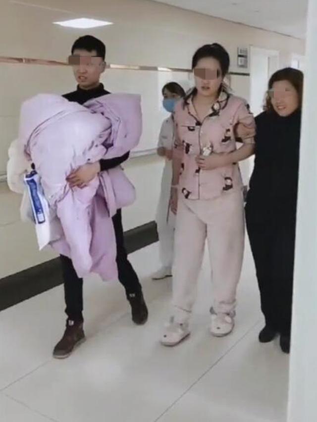 [你的育儿经]最“牛”产妇走红，顺产后自己直接走回病房，让人忍不住鼓掌点赞