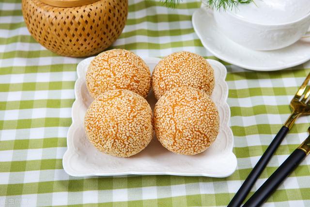 炸麻团为啥鼓不起来？教你2个小技巧，酥脆软糯，个个空心不塌陷