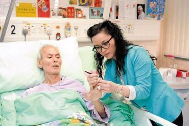 曾在影坛名声大震，因脑中风瘫痪，如今62岁人财两空无人照料|fun娱乐