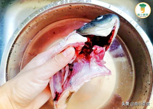 鲫鱼煲汤，如何正确去腥味？掌握3个要点，肉嫩无腥，汤越炖越鲜