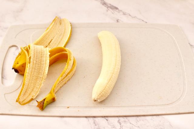 蓝莓香蕉吐司卷，我家早餐就吃它，卷一卷就做好，带便当特有面子