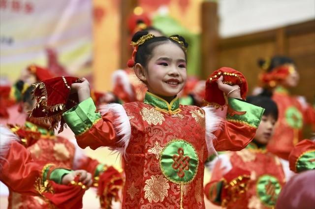 喜迎新年：张家界一幼萌娃“秀”才艺，乐享中国传统民俗文化