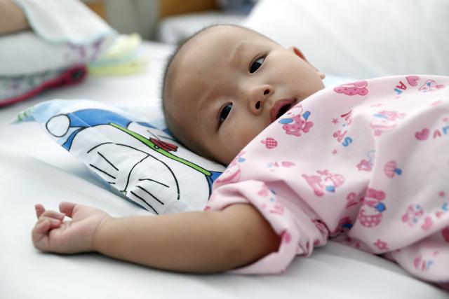 超级宝妈：娃娃睡觉总踢被子？妈妈别焦虑，这几个小妙招能帮大忙