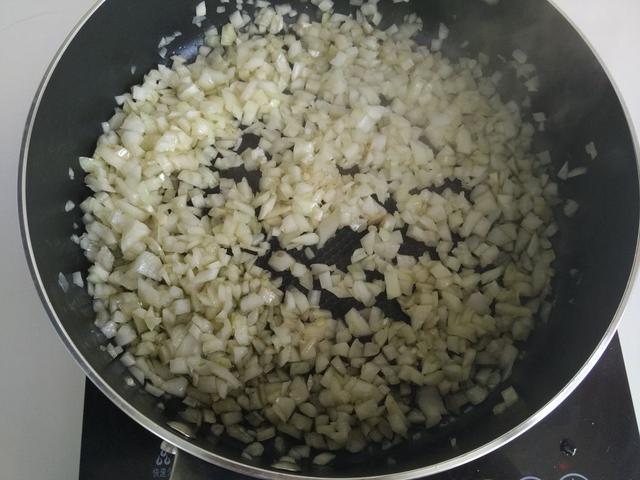 家庭版牛肉饼的做法，馅料这样做，咬一口汁多肉嫩，真过瘾