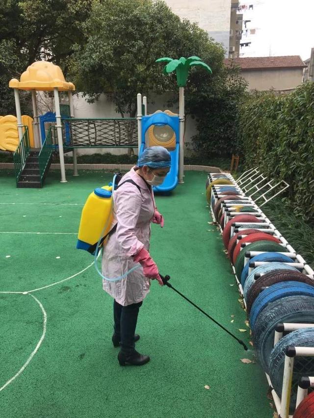 超级宝妈|透明隔离板用餐 错向而睡，幼儿园开学在即 为幼儿筑起一道坚固的“防护墙”